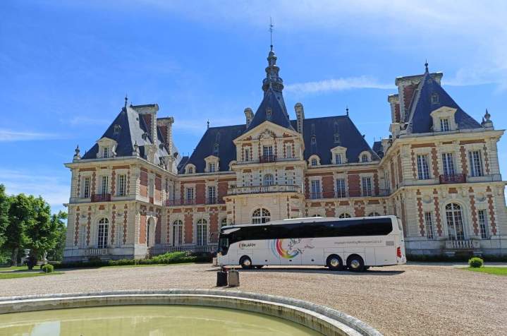 Profitez des visites touristiques inoubliables grâce à nos cars spaciaux.